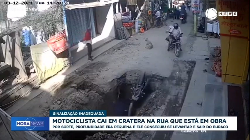 Vídeo: Motociclista cai dentro de cratera enorme em rua; veja vídeo
