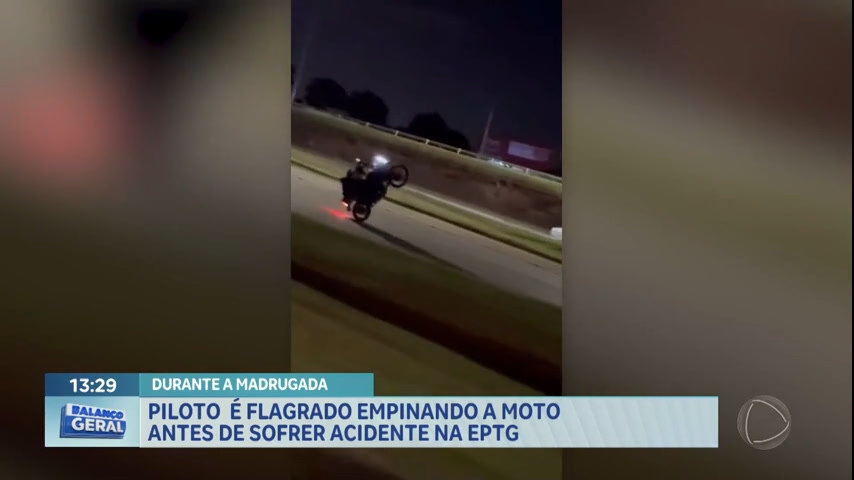 Vídeo: Motociclista empina moto em alta velocidade e colide com traseira de carro no DF