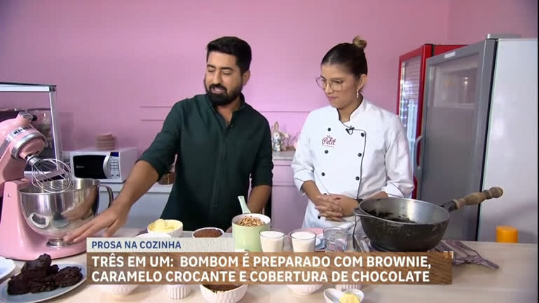 Vídeo: Prosa na Cozinha: aprenda a fazer bombom de brownie com caramelo crocante e cobertura de chocolate