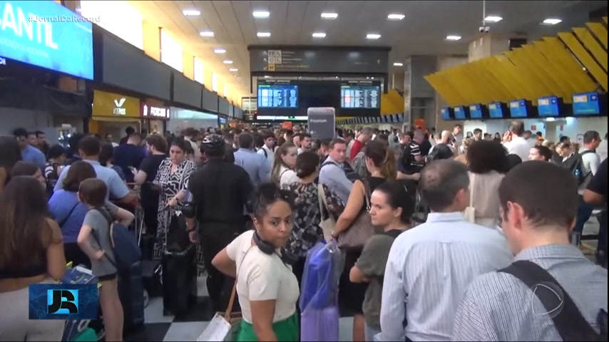 Vídeo: Passageiros que perderam voo por queda de energia embarcam no Aeroporto de Congonhas, em SP