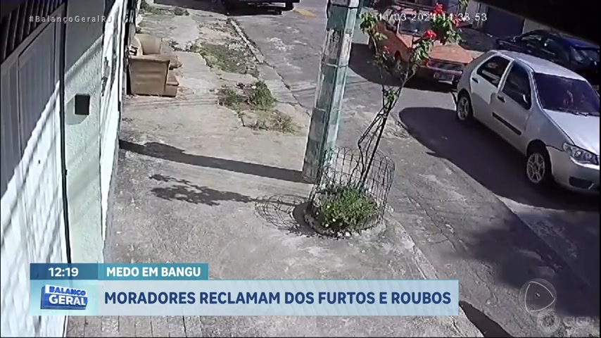 Vídeo: Bandidos usam corda para rebocar e furtar carro de serralheiro na zona oeste do Rio