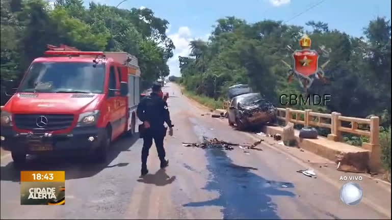 Vídeo: Motorista fica presa às ferragens após acidente entre carro e ônibus escolar
