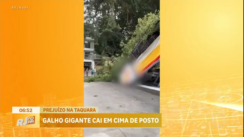 Vídeo: Galho cai em cima de um posto de combustível na Taquara, zona oeste do Rio
