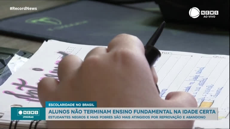 Quase metade dos alunos brasileiros não termina o ensino fundamental na idade certa