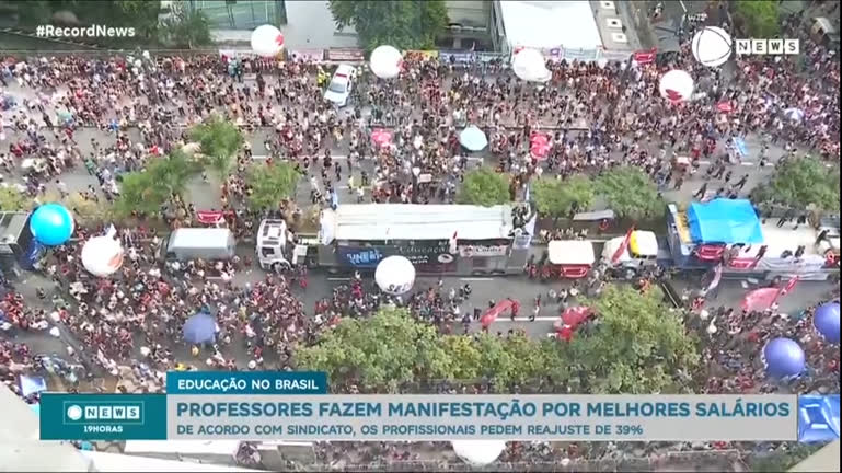 Vídeo: Professores e profissionais públicos fazem manifestação por reajuste salarial, no centro de São Paulo