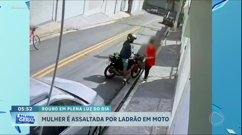 Vídeo: Mulher é assaltada por bandido em moto na Grande São Paulo