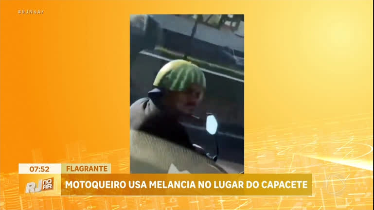 Vídeo: Vídeo: Motoqueiro usa melancia no lugar do capacete em Duque de Caxias, na Baixada Fluminense