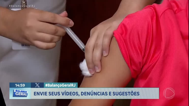 Vídeo: Moradores de Guaratiba, na zona oeste do Rio, recebem doses da vacina contra a dengue