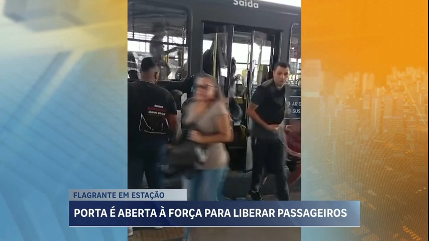 Vídeo: Porta é aberta à força para liberar passageiros de ônibus em BH