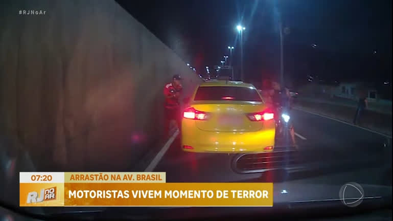 Vídeo: Motoristas são roubados em arrastão na Avenida Brasil, na altura de Acari (RJ)