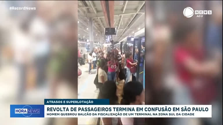 Vídeo: Demora de ônibus revolta passageiros e termina em confusão generalizada em São Paulo; assista