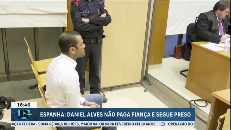 Vídeo: Daniel Alves não paga fiança e segue preso na Espanha