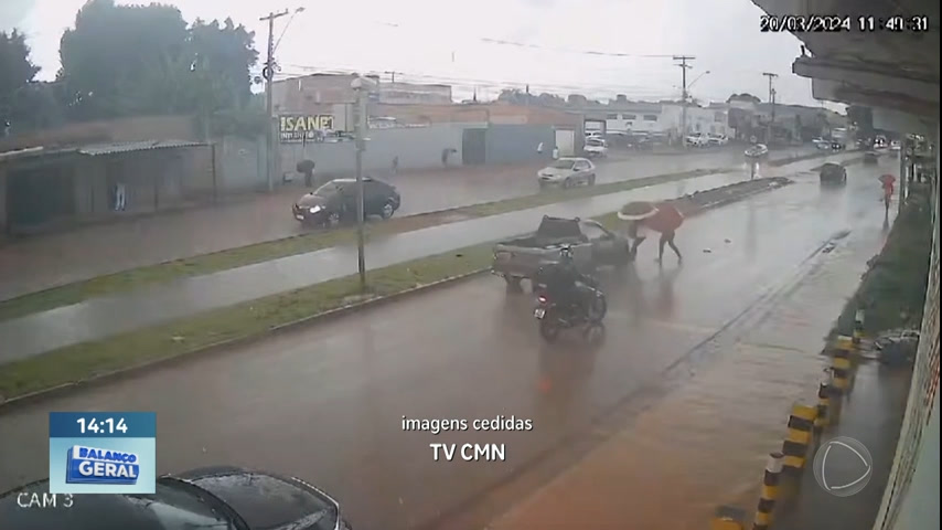 Vídeo: Mãe e filha são atropeladas em faixa de pedestre de Águas Lindas