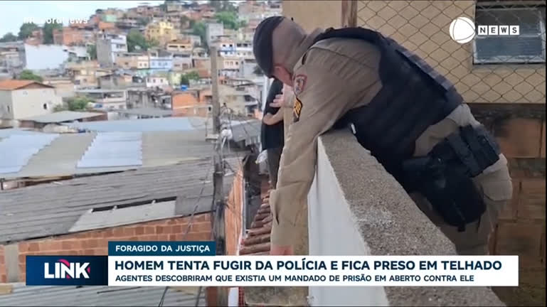 Vídeo: Suspeito tenta fugir da polícia e fica preso no telhado por três horas
