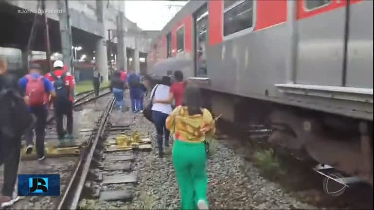 Vídeo: SP: circulação de trens na Linha 11-Coral da CPTM é interrompida por duas horas nesta sexta (22)