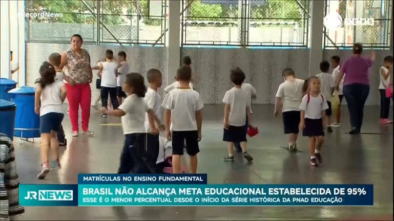 Vídeo: Brasil tem a menor quantidade de crianças matriculadas no ensino fundamental desde 2016, diz IBGE