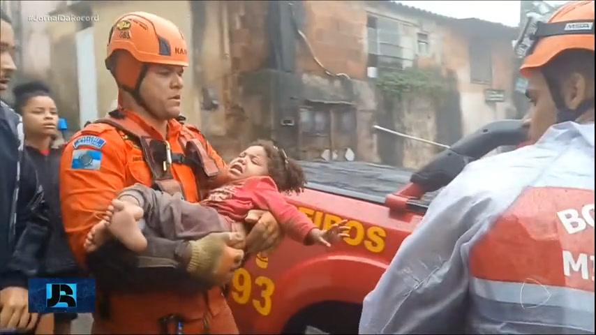 Vídeo: Menina de 4 anos é encontrada com vida após 16 horas soterrada, em Petrópolis (RJ)
