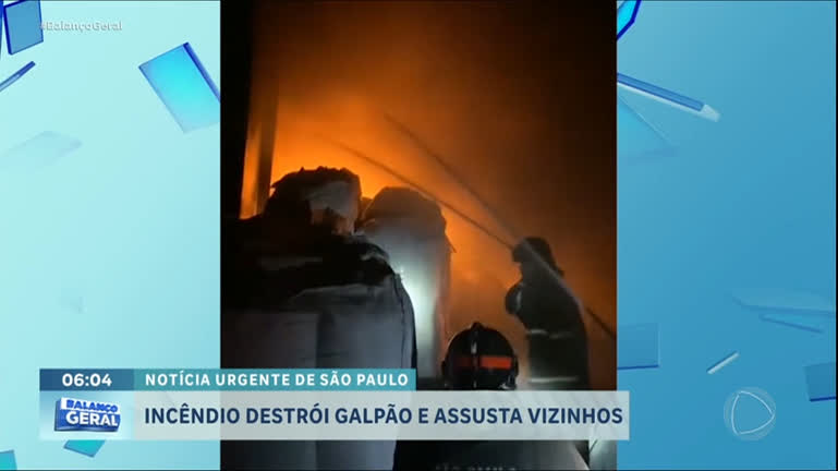 Vídeo: Incêndio destrói galpão de reciclagem na Grande São Paulo