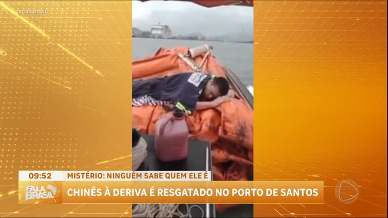 Vídeo: Chinês é resgatado após ficar à deriva no porto de Santos