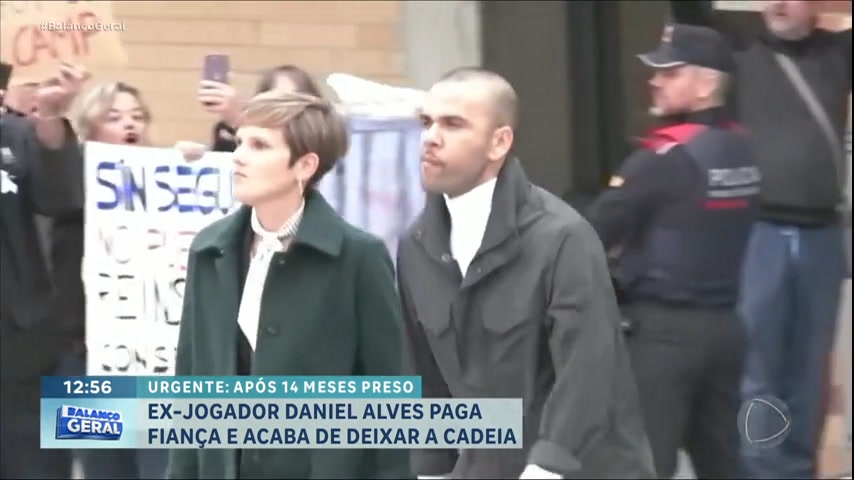 Vídeo: Daniel Alves deixa penitenciária nesta segunda-feira (25) sob protesto de populares