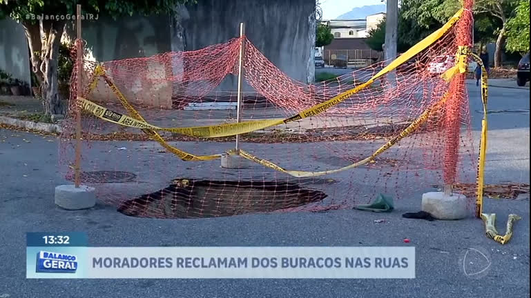 Vídeo: Moradores reclamam dos buracos nas ruas de bairro na zona oeste do Rio