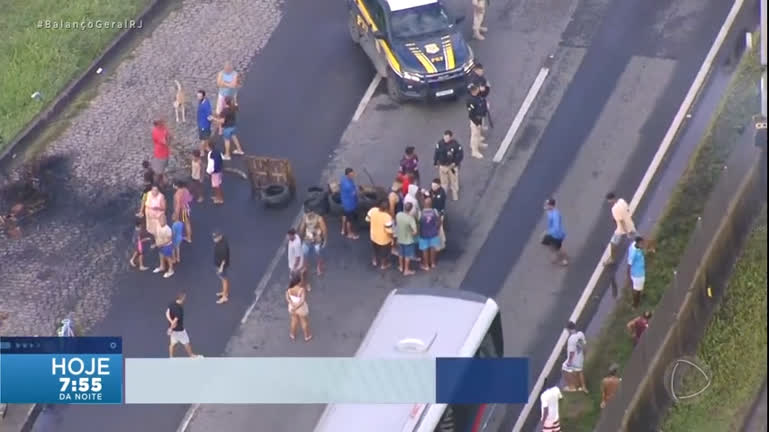 Vídeo: Moradores fazem protesto para reclamar dos alagamentos em uma vila na Baixada Fluminense