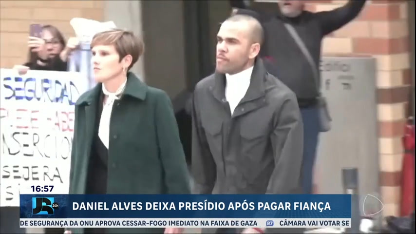 Vídeo: Daniel Alves deixa presídio após pagar fiança