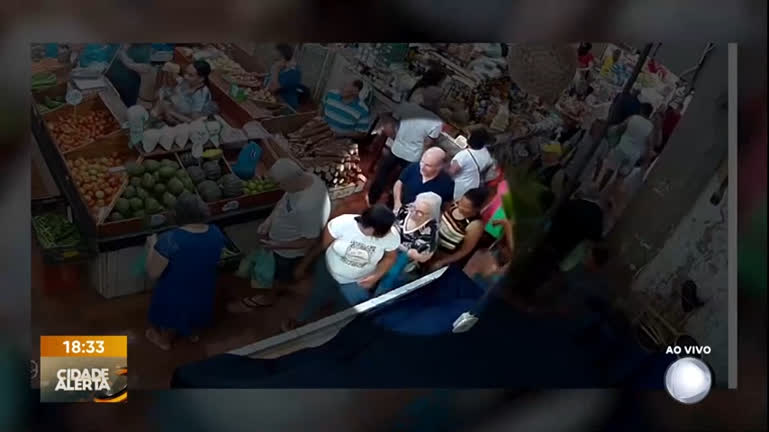 Vídeo: Trio de mulheres furta celular de idosa em verdurão de Planaltina