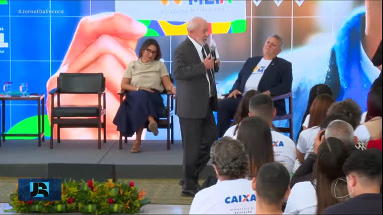 Vídeo: Presidente Lula entrega primeiros cartões do programa Pé-de-Meia a estudantes de baixa renda