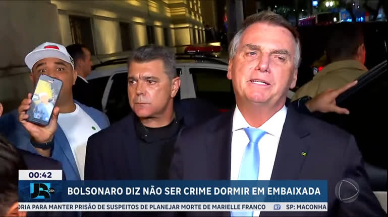 Vídeo: Bolsonaro responde a questionamentos sobre visita à embaixada da Hungria: 'Há crime?'