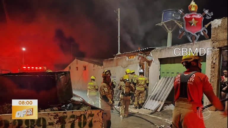 Vídeo: Casa pega fogo durante a madrugada em Planaltina (DF)