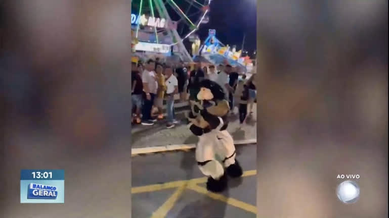 Vídeo: Dançarino da Carreta Furacão viraliza ao carregar cachorro caramelo em apresentação