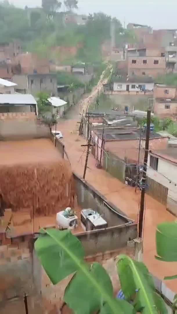 Vídeo: Temporal causa alagamentos e inundações em Belo Horizonte e região metropolitana