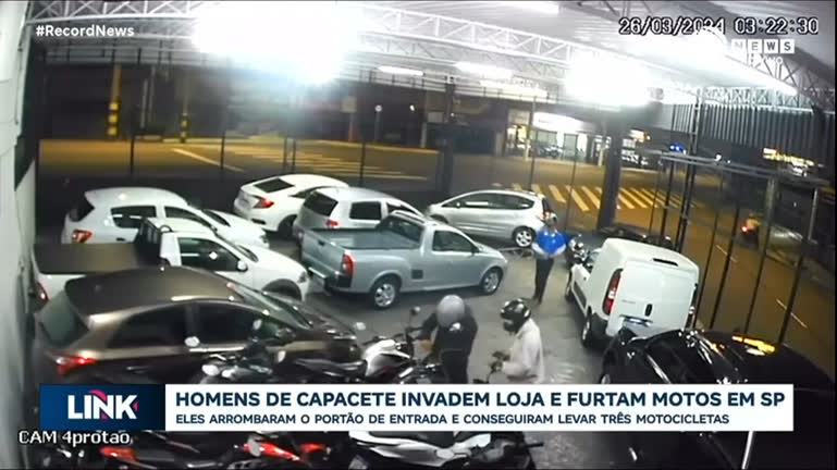 Vídeo: Quadrilha invade concessionária e rouba três motos em menos de 5 minutos
