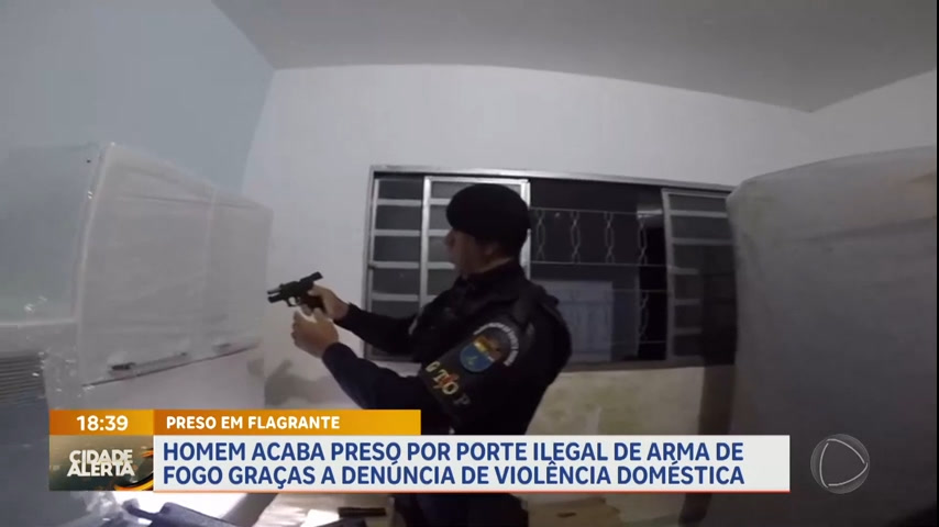 Vídeo: Homem é preso por porte ilegal de arma após denúncia de violência doméstica