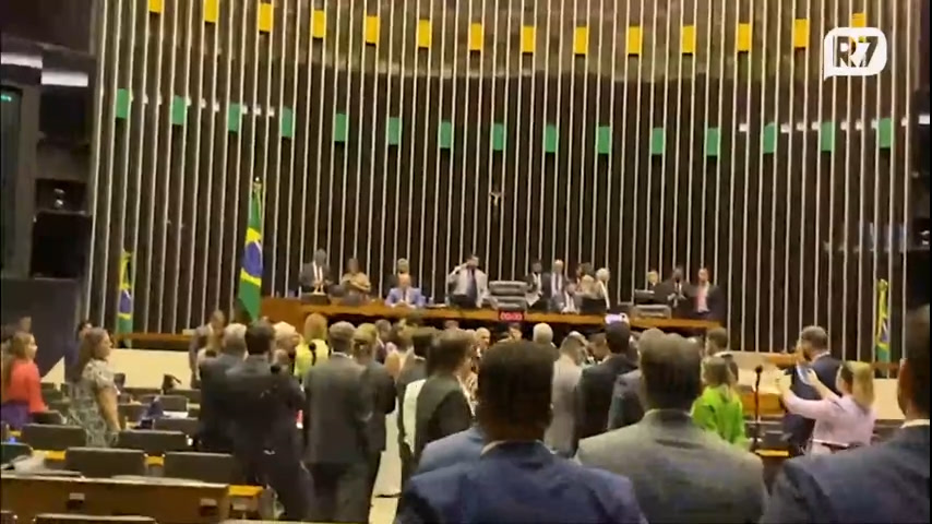 Vídeo: Sessão da Câmara é encerrada depois de confusão no plenário