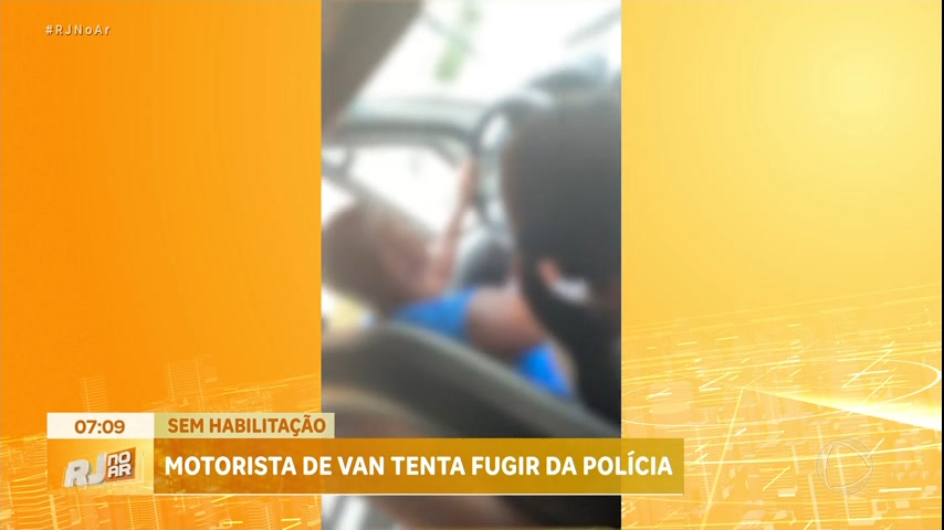 Vídeo: VÍDEO: Motorista acelera van lotada de passageiros para tentar fugir da polícia no Rio