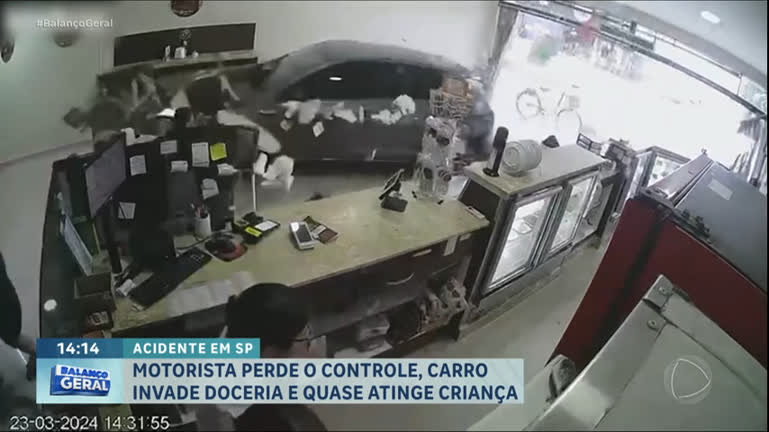 Vídeo: Dentro da Notícia : Carro invade doceria no litoral paulista