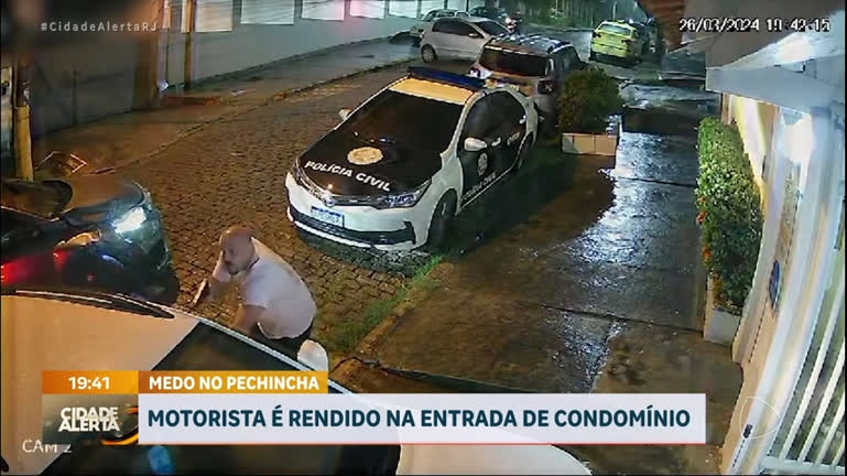 Vídeo: Motorista é assaltado na entrada de condomínio em Jacarepaguá, zona oeste do Rio