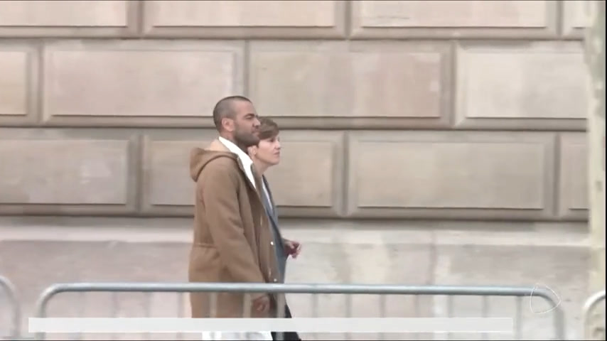 Vídeo: Daniel Alves se apresenta à Justiça na Espanha pela primeira vez desde que foi solto