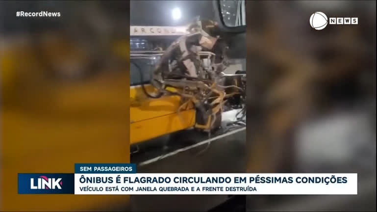 Vídeo: Ônibus destruído é flagrado trafegando pelas ruas do Rio de Janeiro