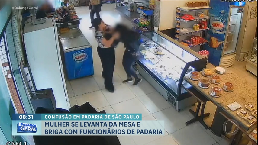 Vídeo: Cliente reclama de comida e vai para cima de funcionários de padaria em SP