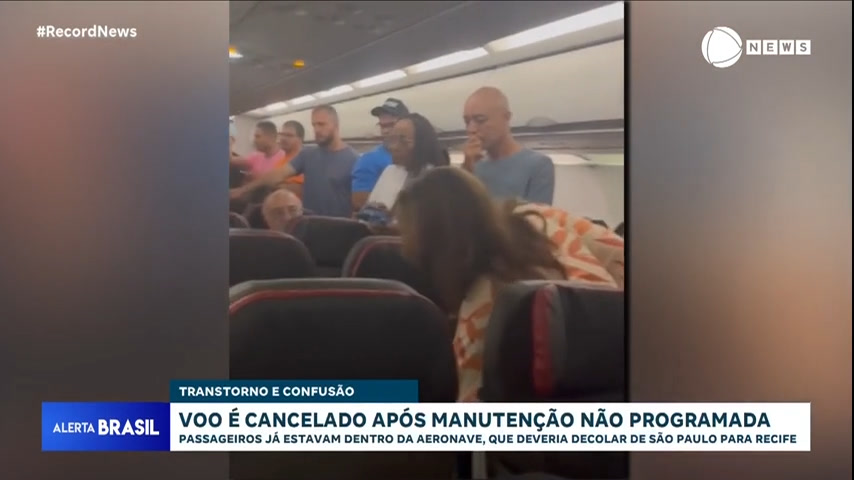 Vídeo: Passageiros se revoltam ao serem impedidos de sair de avião durante manutenção de quatro horas