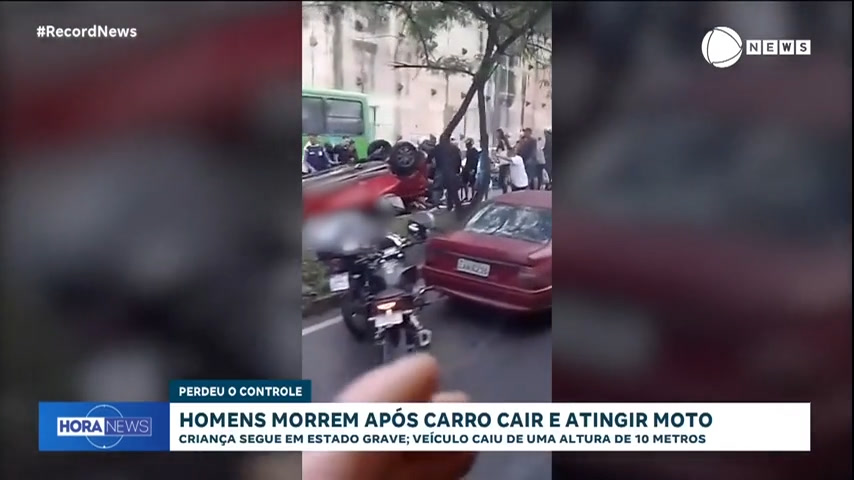 Vídeo: Dois homens morrem e criança fica ferida após carro desabar em cima de moto em Duque de Caxias