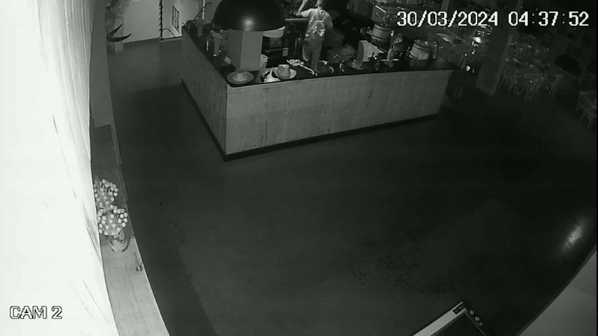 Vídeo: Câmera de segurança flagra furto em hamburgueria na Grande BH