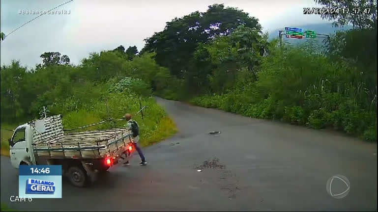 Vídeo: Bandido se passa por cliente e rouba caminhão de mudança em Itaguaí (RJ)