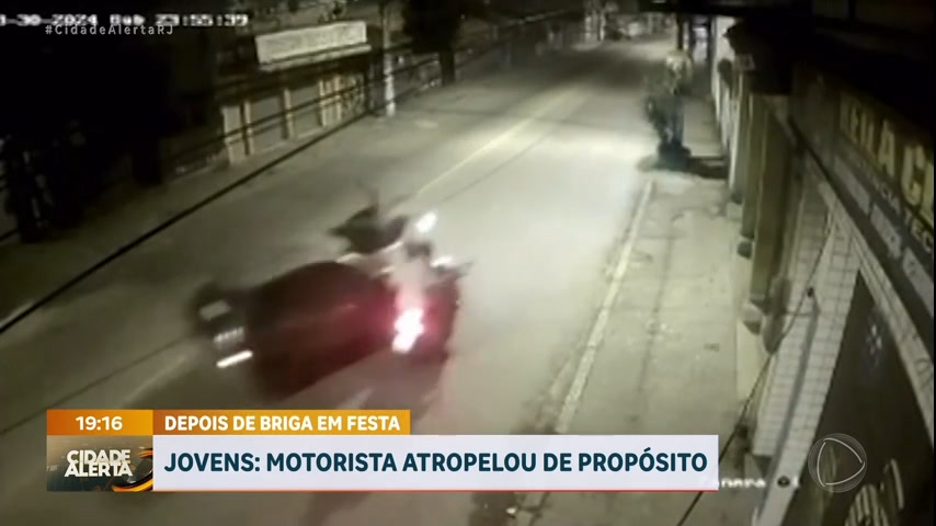 Vídeo: Motorista atropela quatro jovens que estavam em motocicletas após discussão em Niterói (RJ)