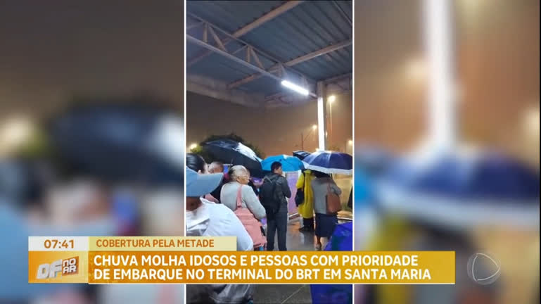 Vídeo: Chuva molha idosos e pessoas com prioridade de embarque no terminal do BRT em Santa Maria (DF)