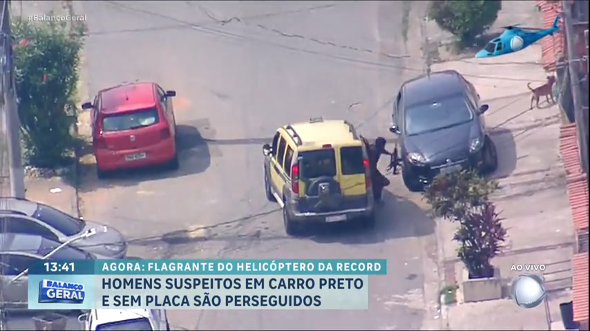 Helicóptero da RECORD flagra homem armado com fuzil no Rio de Janeiro