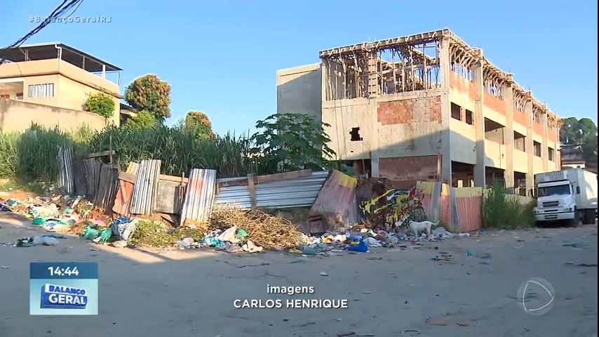 Vídeo: Moradores de Belford Roxo denunciam descarte irregular de lixo em terreno abandonado